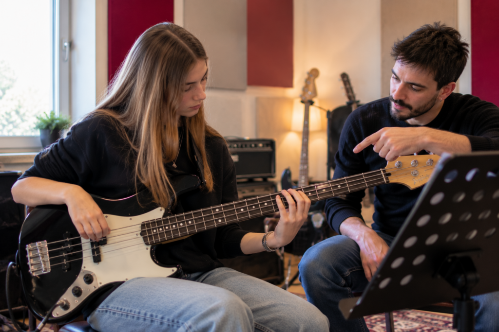 9-Lezione di basso in studio con ragazza